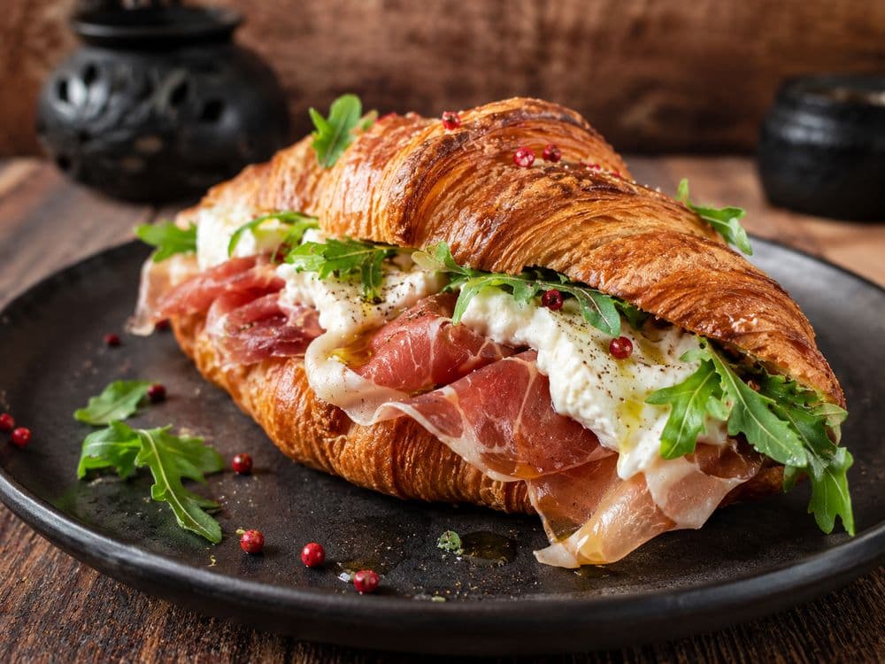 Cornetto Burrata, Prosciutto Crudo e Rucola