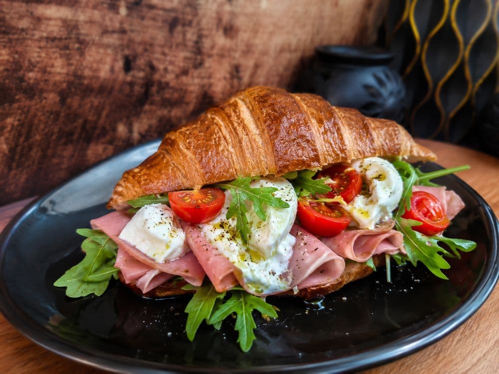 Cornetto Prosciutto Cotto, Burrata e Pomodorini