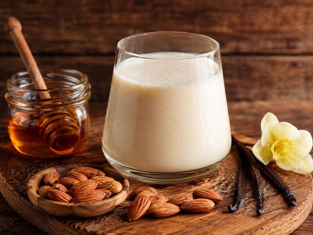 Latte di mandorla, vaniglia e miele