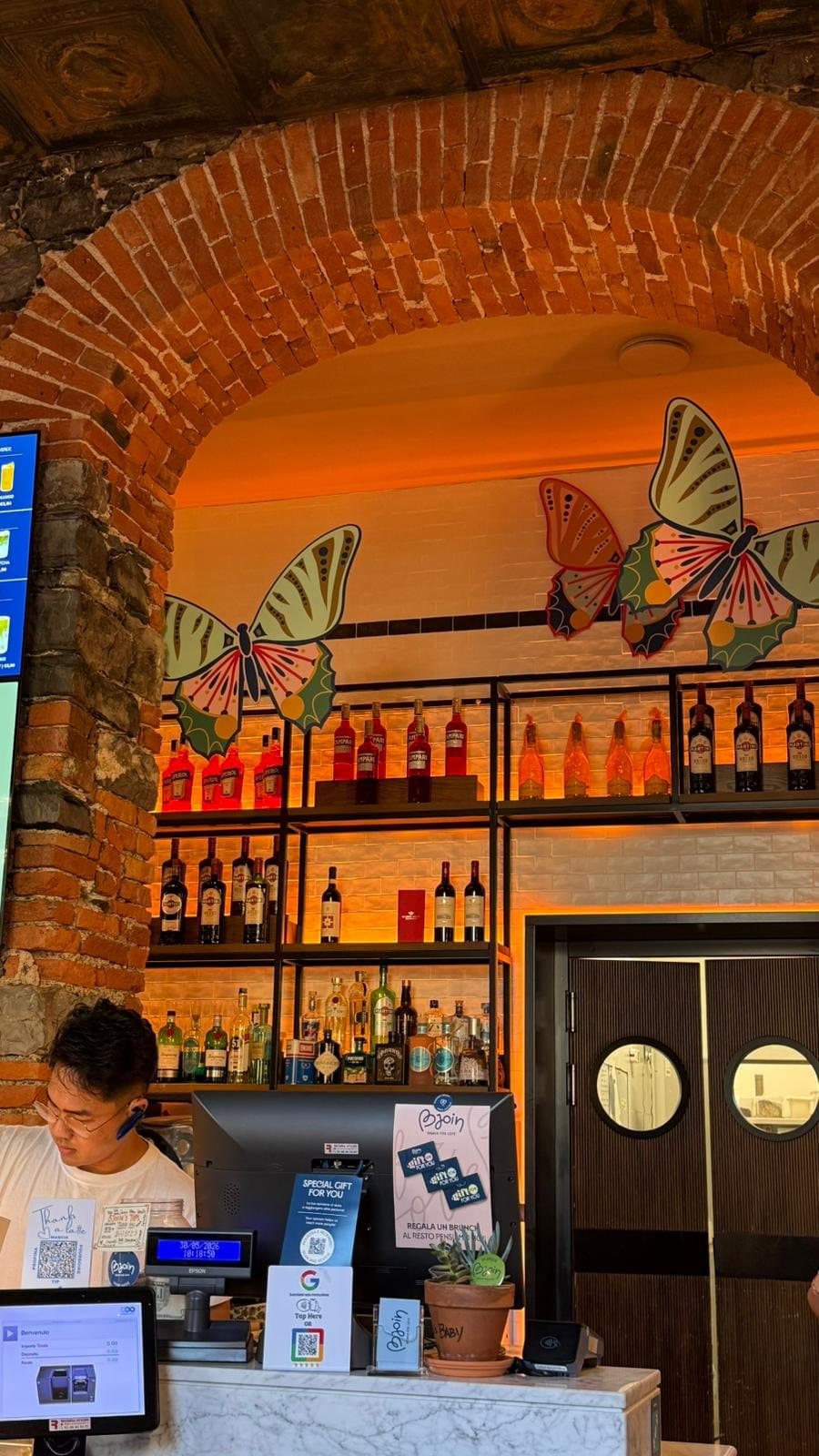Il locale Mestizo Lab in Via Schiassi 32a a Bologna
