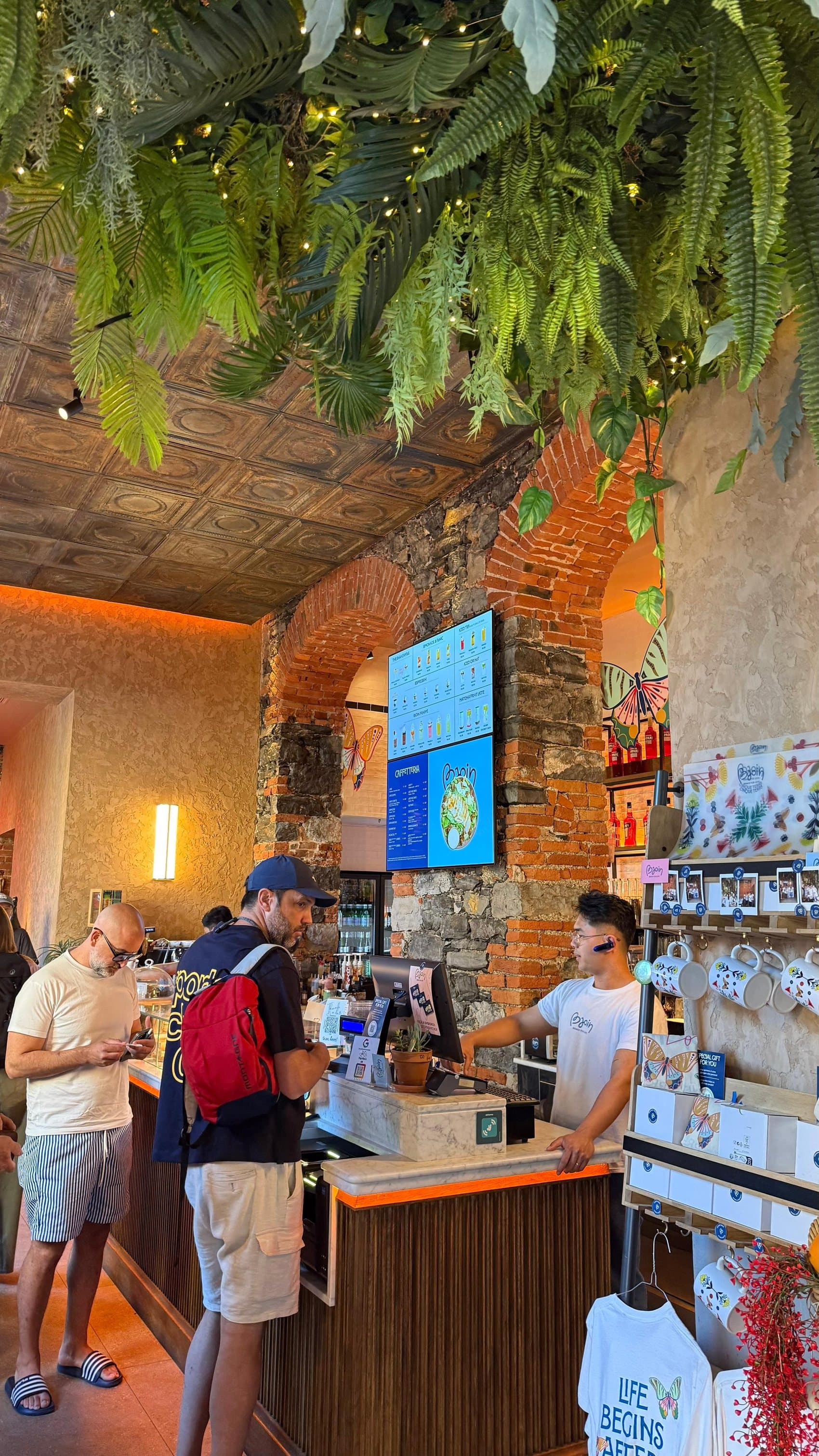 Il locale Mestizo Lab in Via Schiassi 32a a Bologna